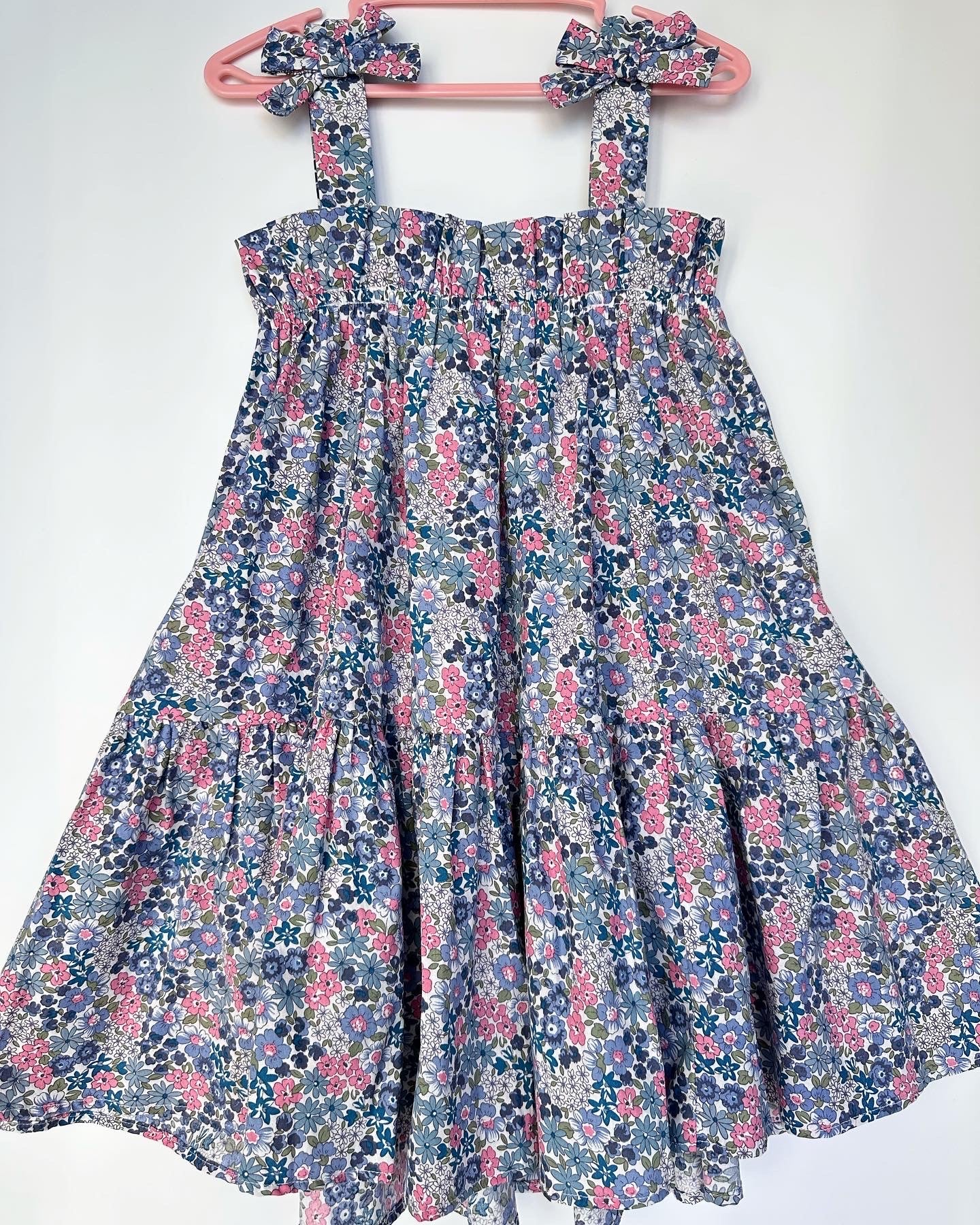 蝴蝶結吊帶傘裙子Floral Printed Long Dress with Hand-tied Bow